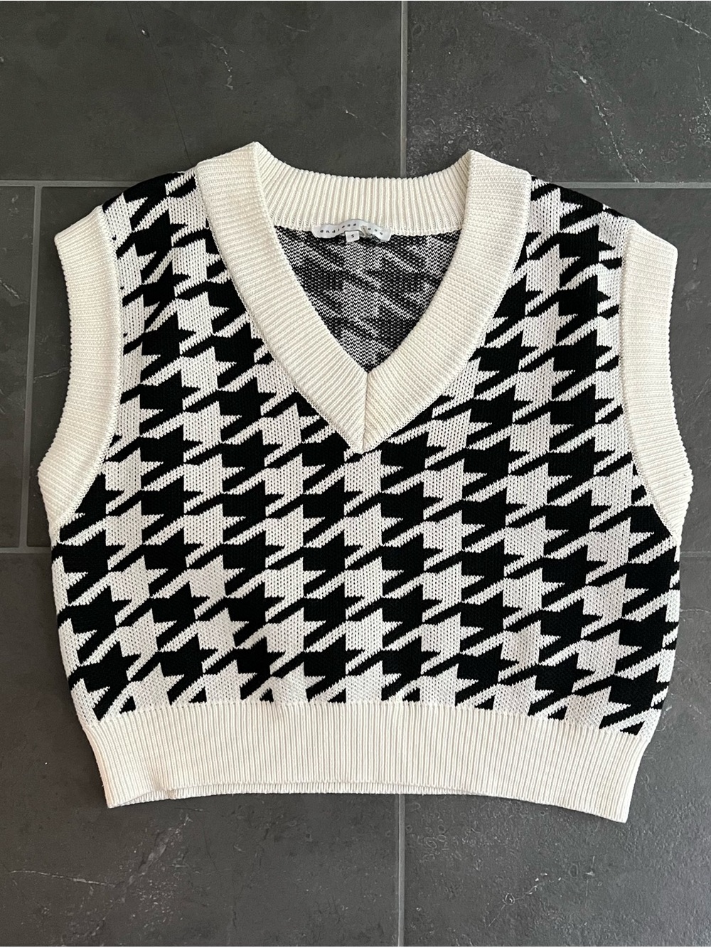 Endless Rose Cream & Black Oversized Cropped Houndstooth Knit V-Neck Sweater S